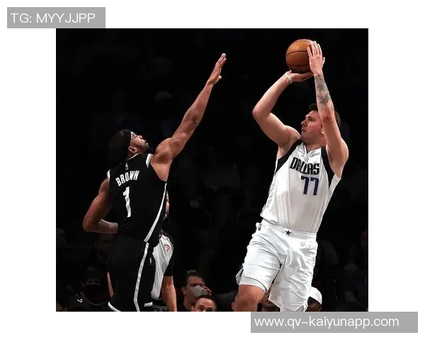 东契奇后撤步三分绝杀庆祝时刻与老队友小乔丹击掌共庆辉煌